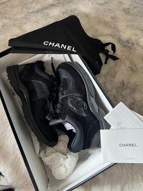 CHANEL Black unisex Low-Top CC Emblem Sneakers